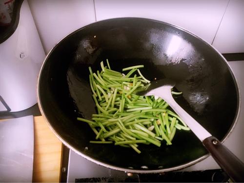 【素炒红薯梗子】