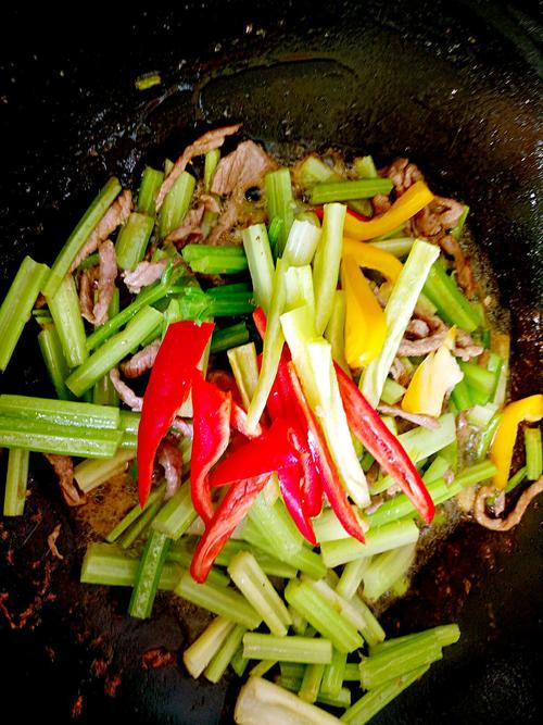 【彩椒芹菜炒肉丝】