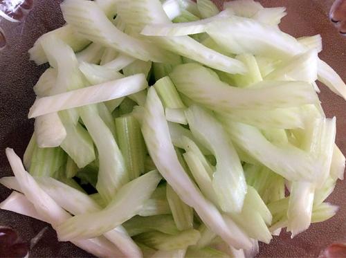 【西芹炒百合腰果虾仁】