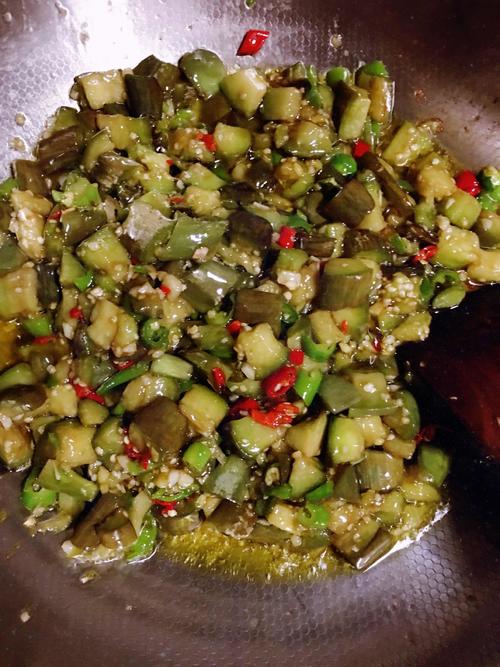 【香辣蚝油茄丁煲】