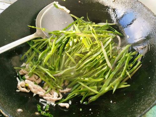 【猪耳朵豆角炒肉丝】