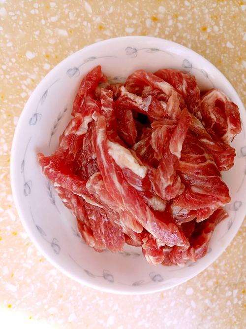 【彩椒芹菜炒肉丝】