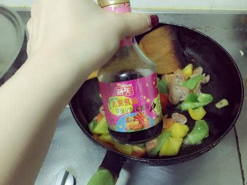 【缤纷彩椒肥肠】