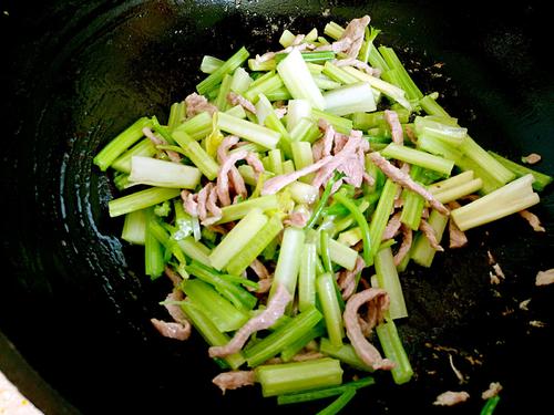 【彩椒芹菜炒肉丝】