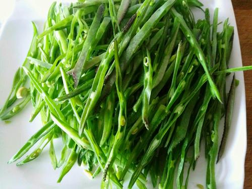 【猪耳朵豆角炒肉丝】