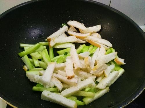 【丝瓜炒面包】