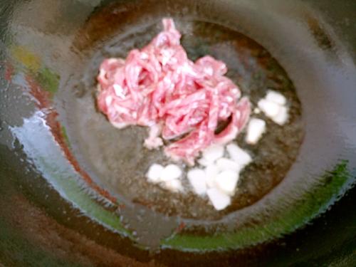 【彩椒芹菜炒肉丝】