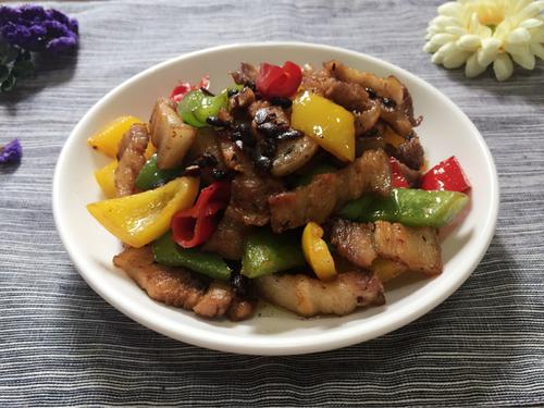 【彩椒炒五花肉】