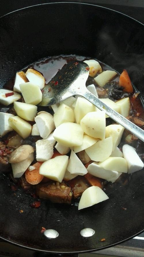 【川味土豆烧排骨】