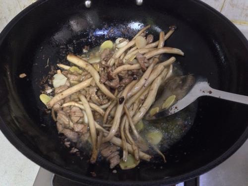【茶树菇芹菜炒肉】