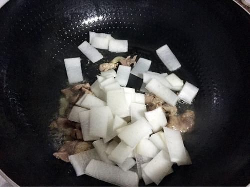 【白萝卜炒肉片】