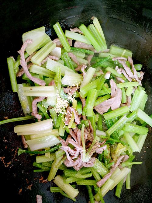 【彩椒芹菜炒肉丝】