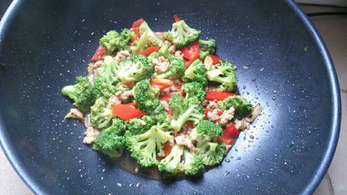 【彩椒肉沫炒西兰花】