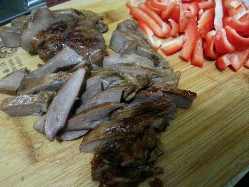 【红椒炒猪舌】