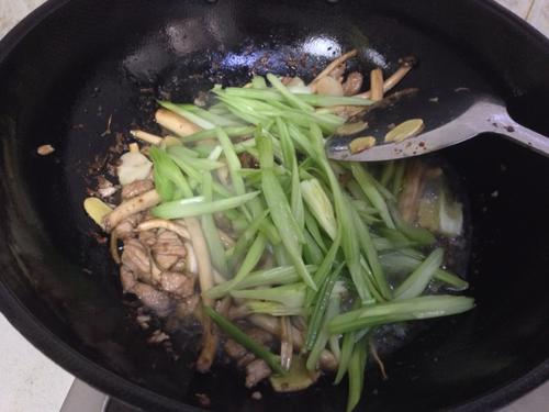 【茶树菇芹菜炒肉】