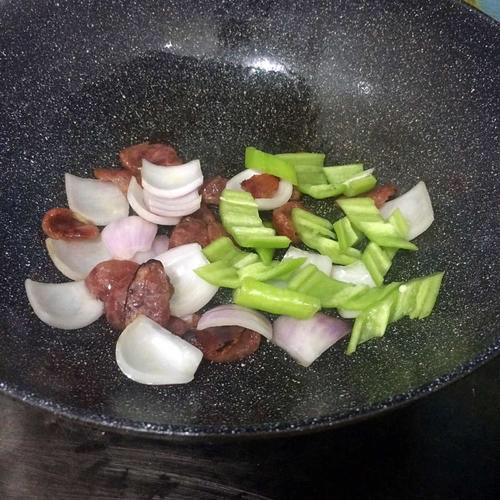 【青椒洋葱炒腊肠】