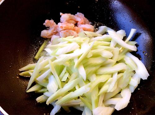 【西芹炒百合腰果虾仁】