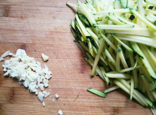 【剁椒炒嫩南瓜丝】