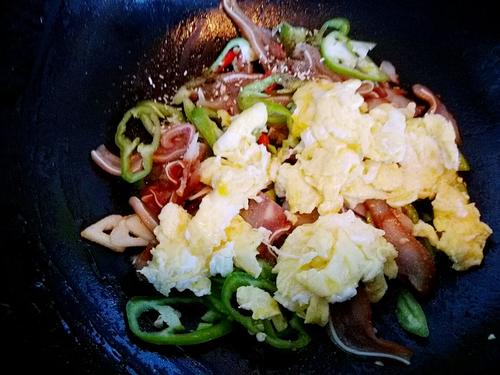 【猪耳朵炒辣椒鸡蛋】