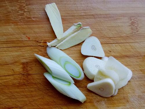 【猪耳朵炒辣椒鸡蛋】