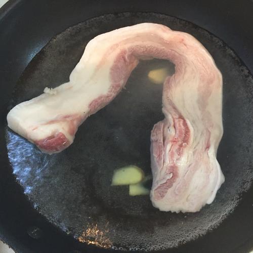 【彩椒炒五花肉】