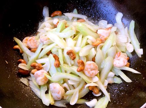 【西芹炒百合腰果虾仁】