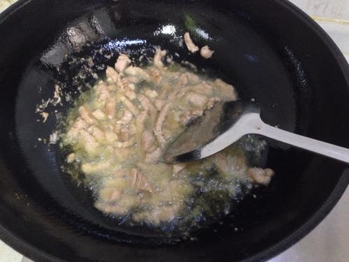 【茶树菇芹菜炒肉】