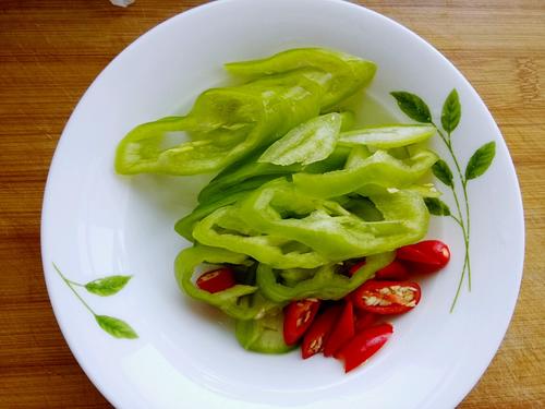 【猪耳朵炒辣椒鸡蛋】