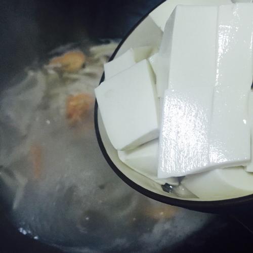 【豆腐鲜虾煲】