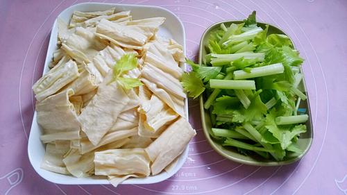 【香芹腐竹炒肉片】