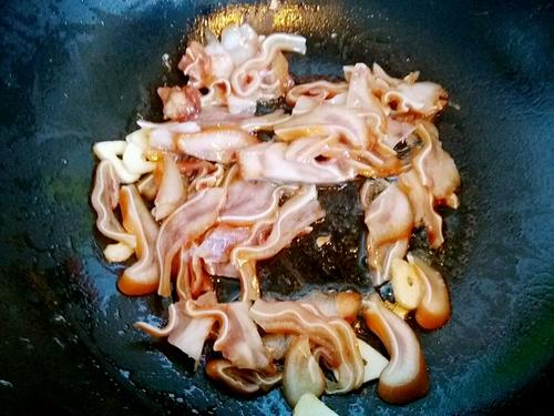 【猪耳朵炒辣椒鸡蛋】