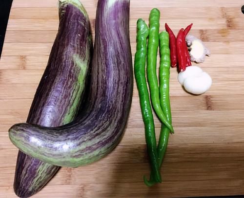 【香辣蚝油茄丁煲】