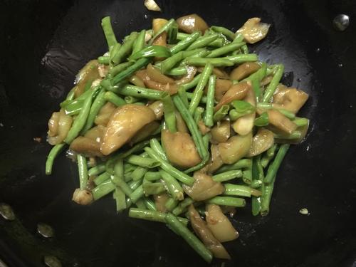 【蒜蓉豆角炒茄子】