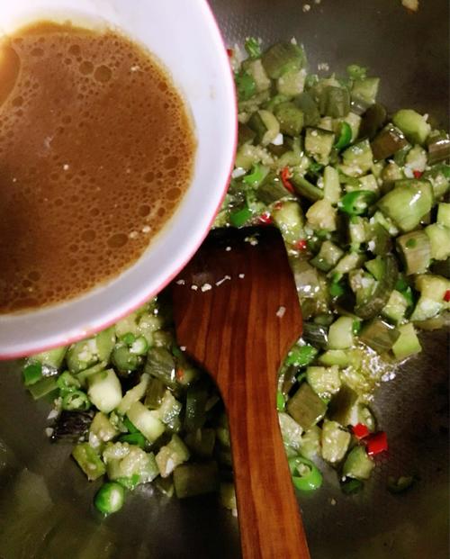 【香辣蚝油茄丁煲】