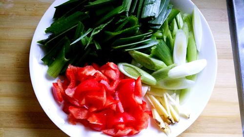 【蒜苗炒鸭心】