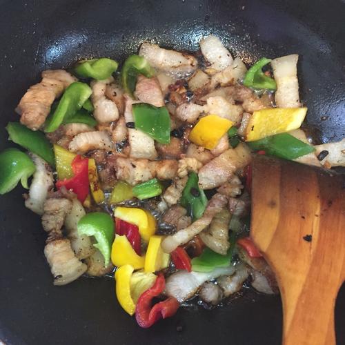 【彩椒炒五花肉】