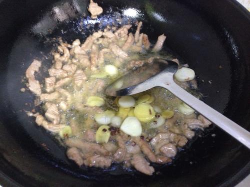 【茶树菇芹菜炒肉】