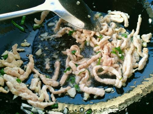 【猪耳朵豆角炒肉丝】