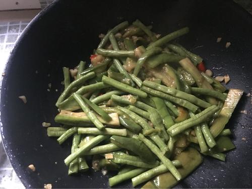 【绿茄子炒豆角】