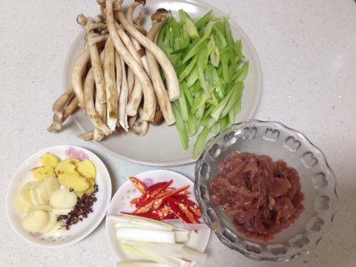 【茶树菇芹菜炒肉】