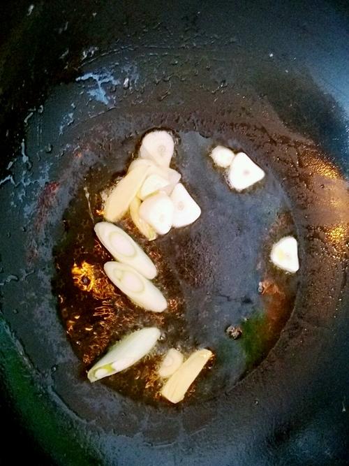 【猪耳朵炒辣椒鸡蛋】