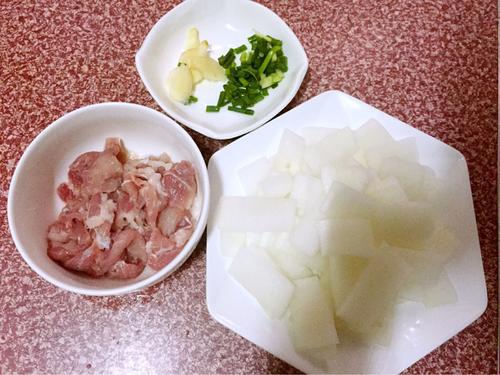 【白萝卜炒肉片】