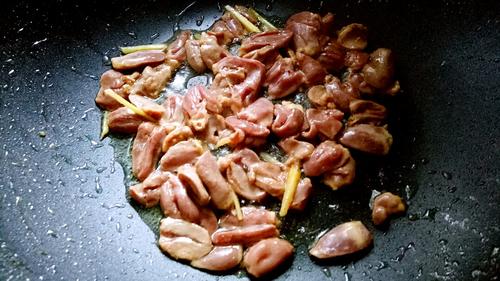 【蒜苗炒鸭心】