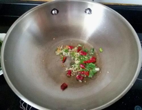 【豌豆炒香肠】