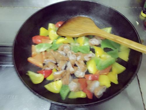 【缤纷彩椒肥肠】