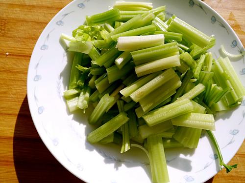 【彩椒芹菜炒肉丝】