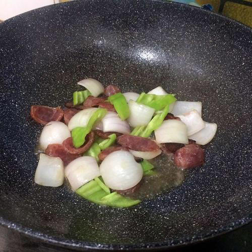 【青椒洋葱炒腊肠】