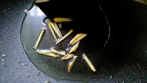 【蒜苗炒鸭心】