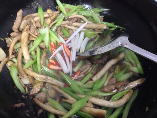 【茶树菇芹菜炒肉】
