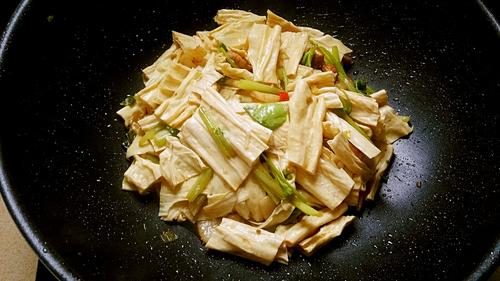 【香芹腐竹炒肉片】